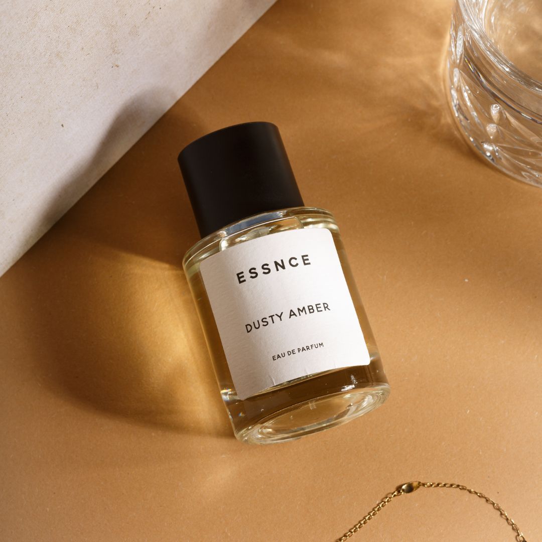 Dusty amber fräsch och orientalisk parfym från essnce. inspirerad av carolina herrera Good girl klacksko
