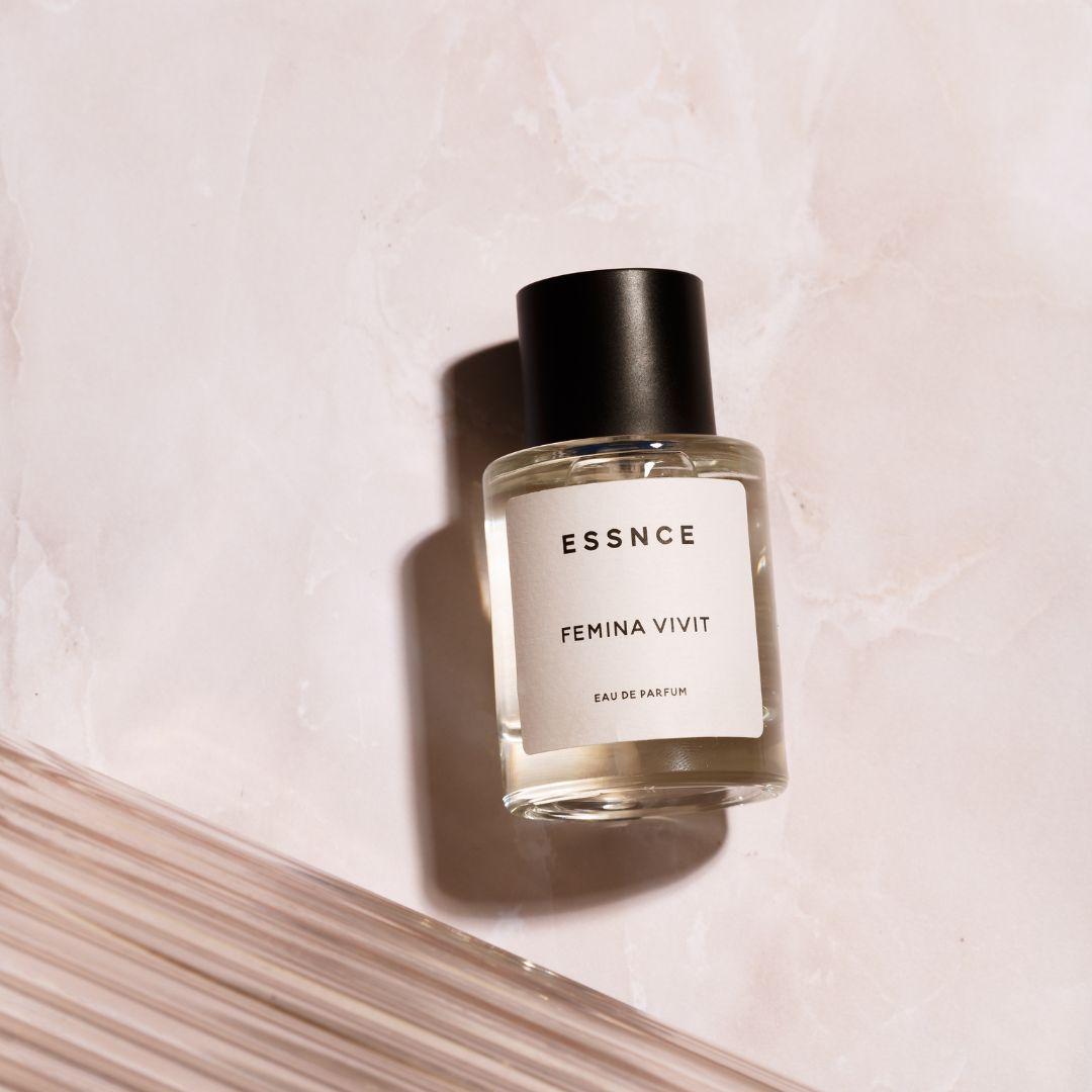 Femina vivit en femenin och blommig parfym från essnce. Inspirerad av si armani. 